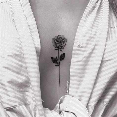 Aug 22, 2023 Tatuajes en el pecho mujer. . Delicados tatuajes entre los senos